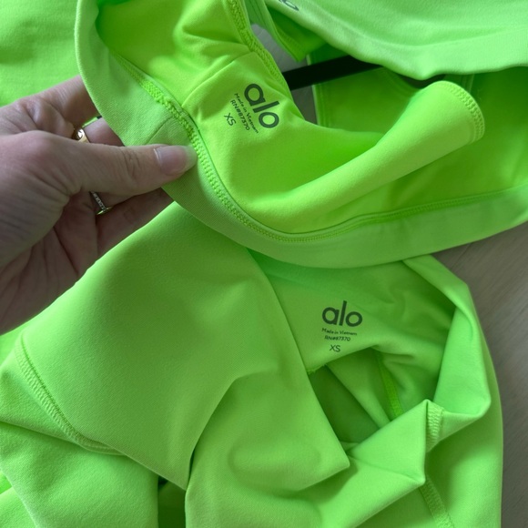 Alo airbrush leggings and ambient sports bra set neon lime green - Picture 3 of 3